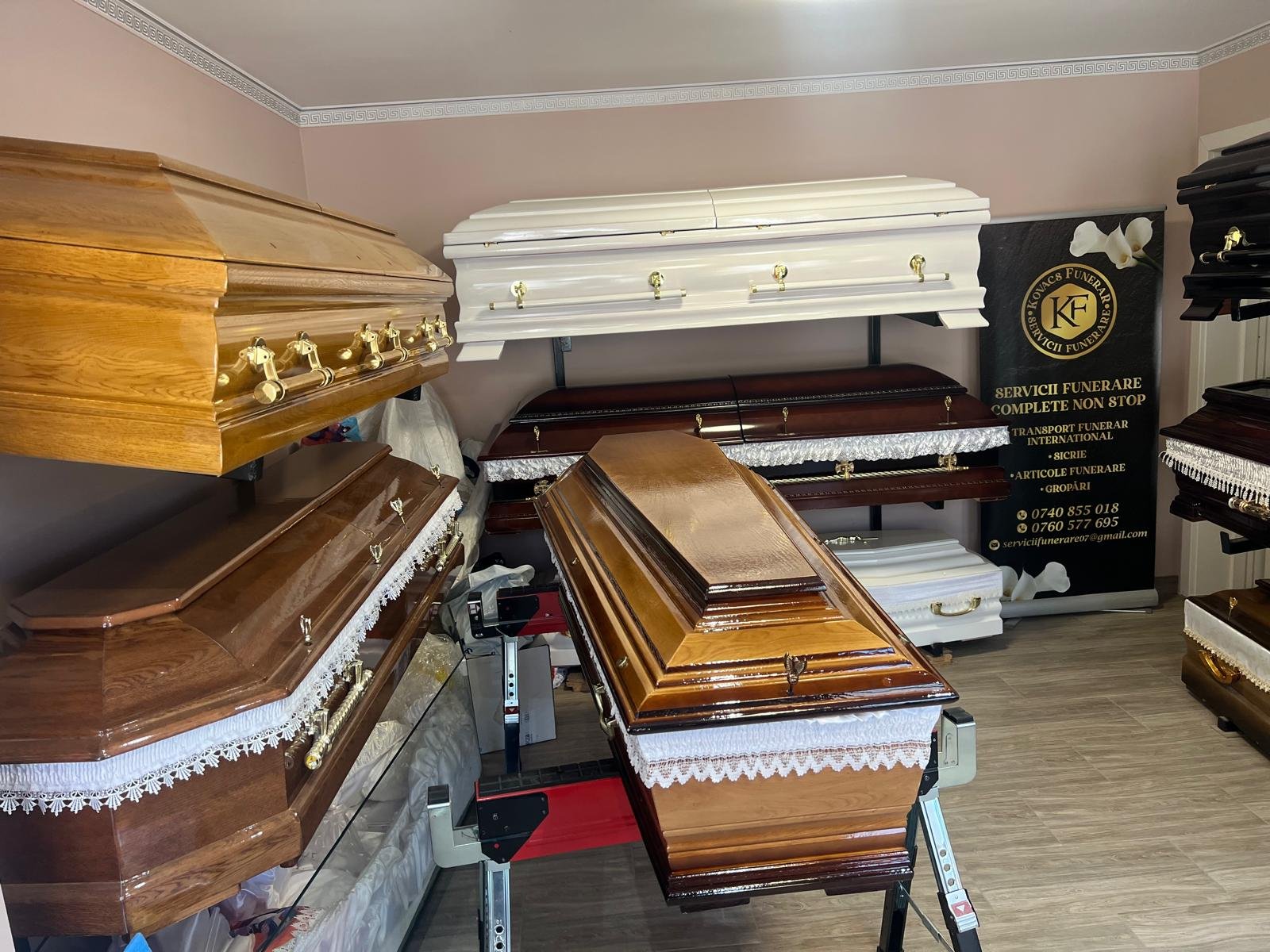 Showroom sicrie Kovacs Funerar — gamă completă de produse funerare