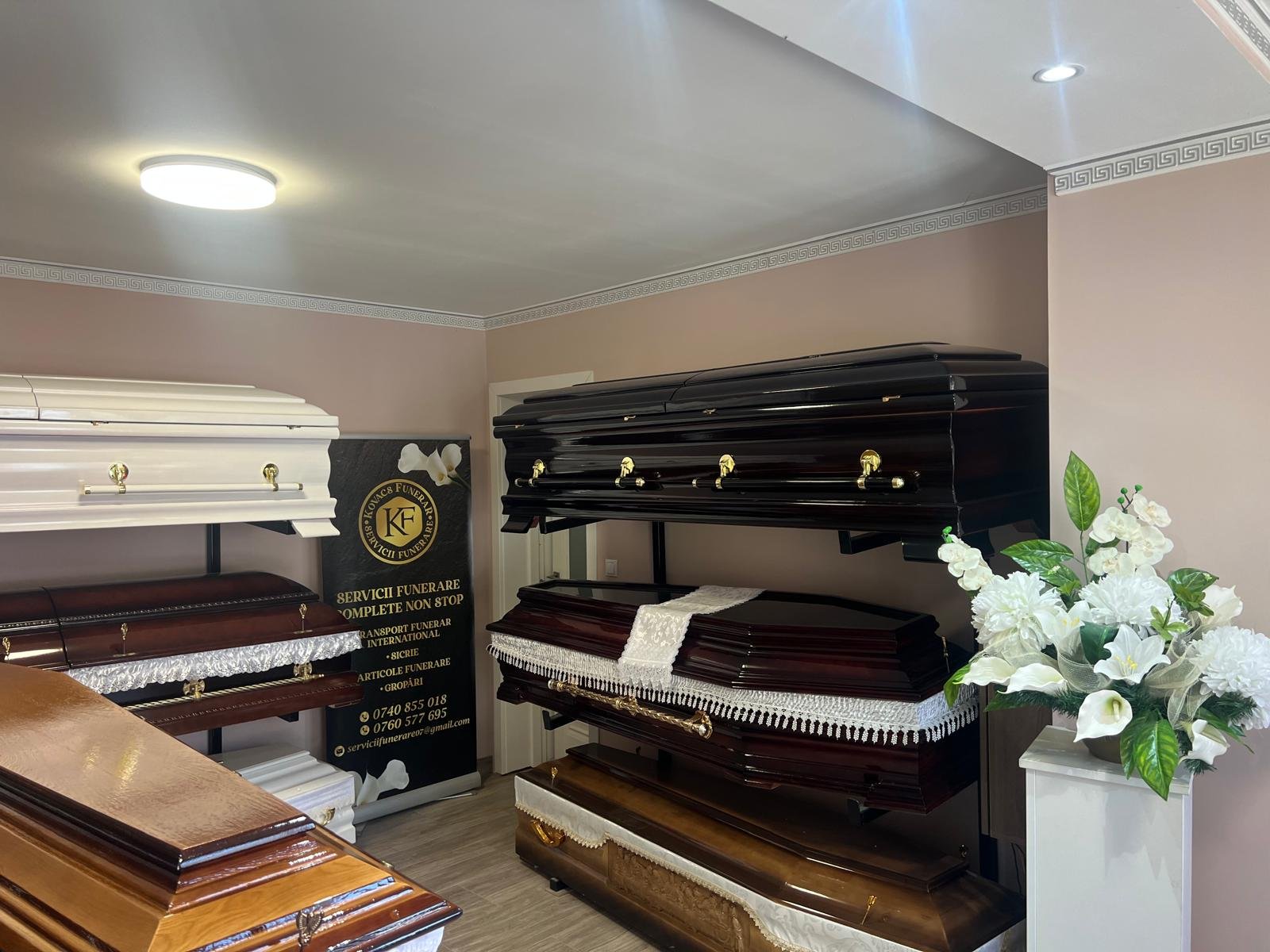 Slujbă de pomenire Kovacs Funerar — aranjament floral alb