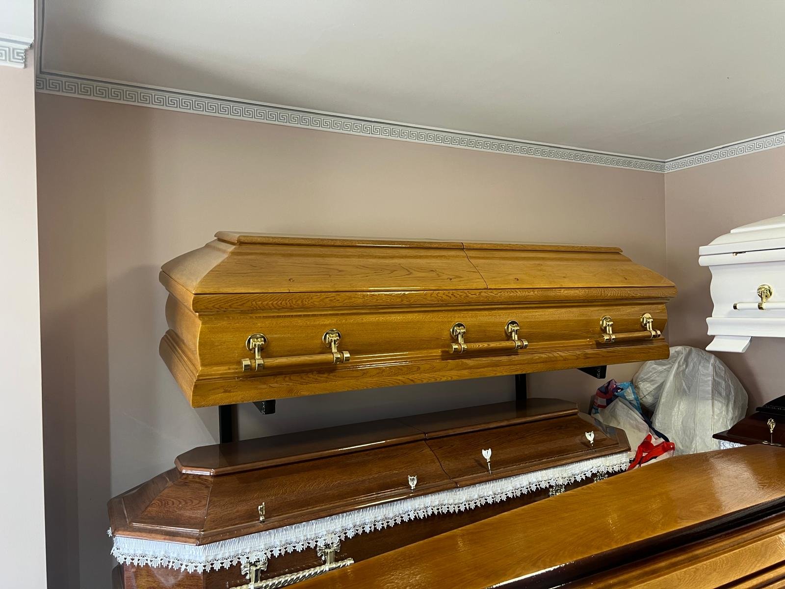 Sicriu din lemn lăcuit Kovacs Funerar